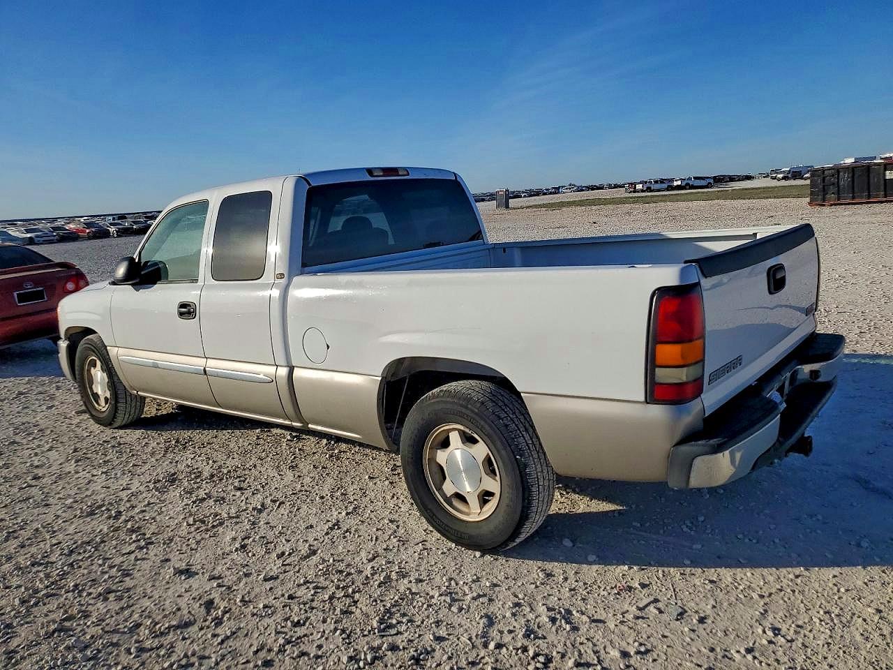 2004 GMC NEW SIERRA C1500 photo 2