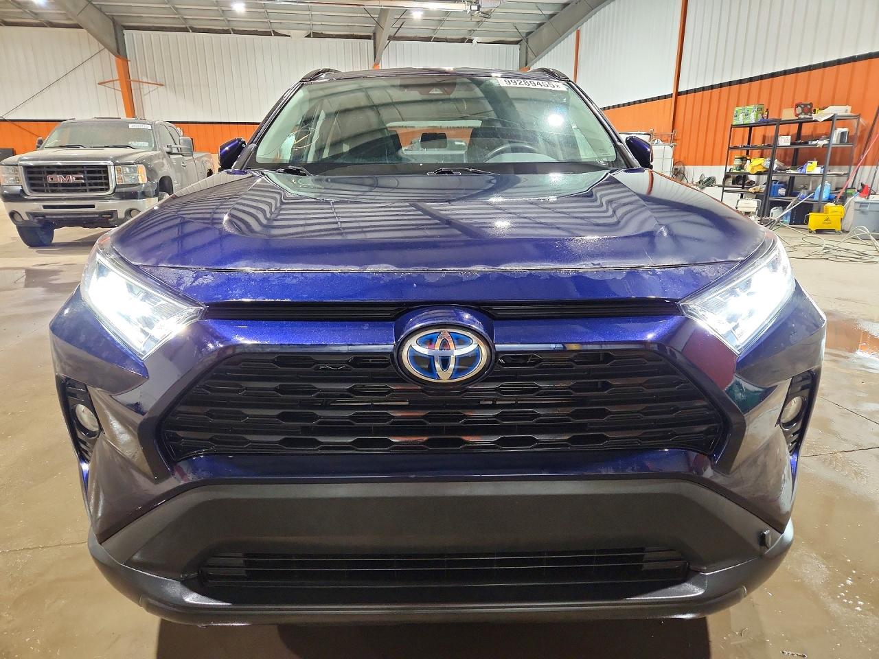 2021 TOYOTA RAV4 XLE photo 10