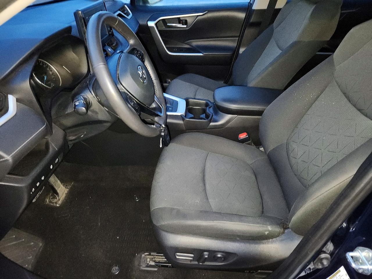 2021 TOYOTA RAV4 XLE photo 13