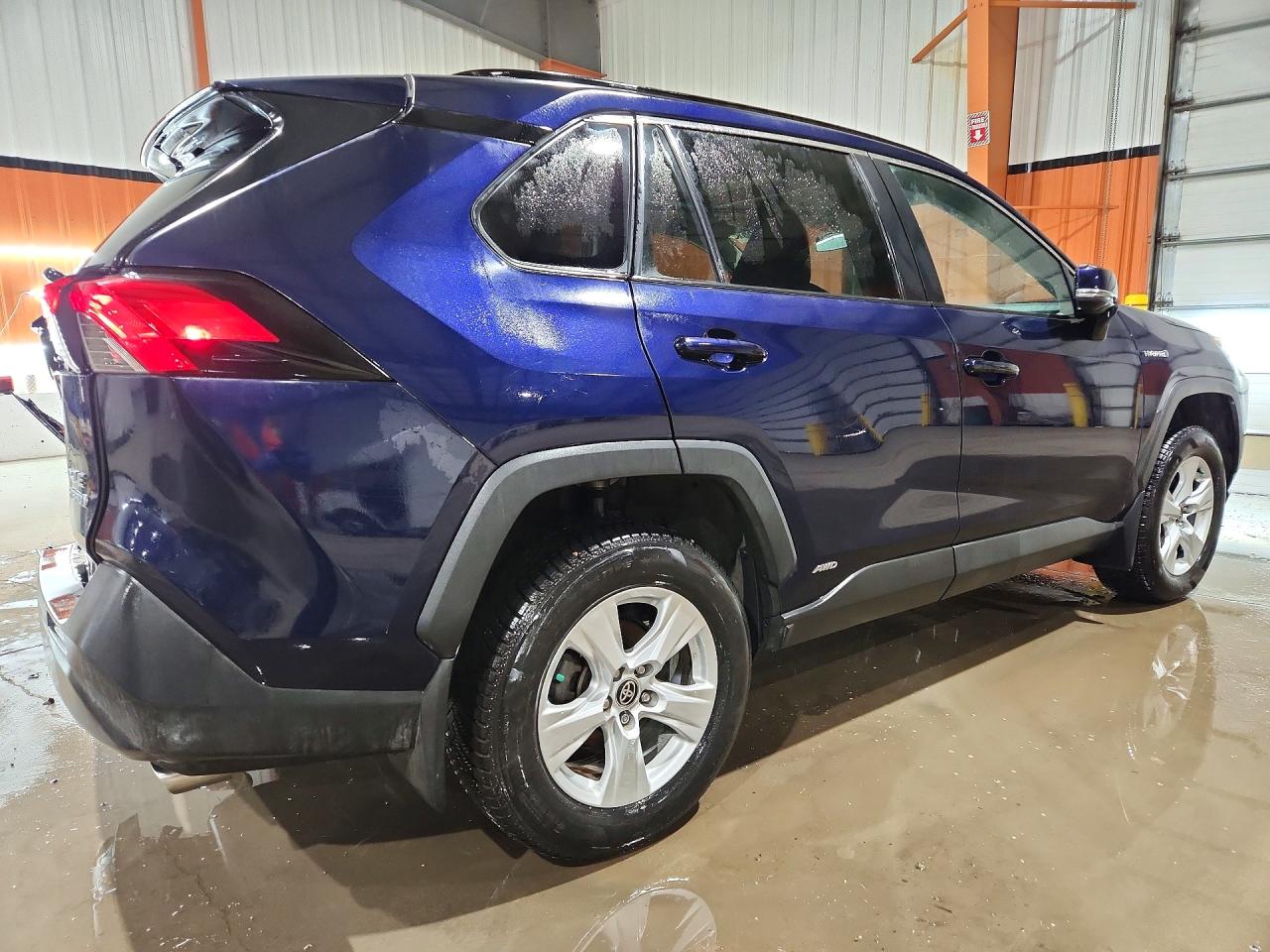 2021 TOYOTA RAV4 XLE photo 6
