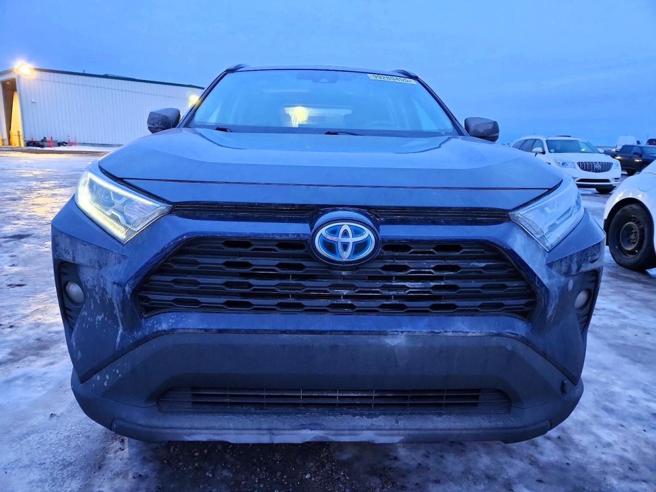 2021 TOYOTA RAV4 XLE photo 9
