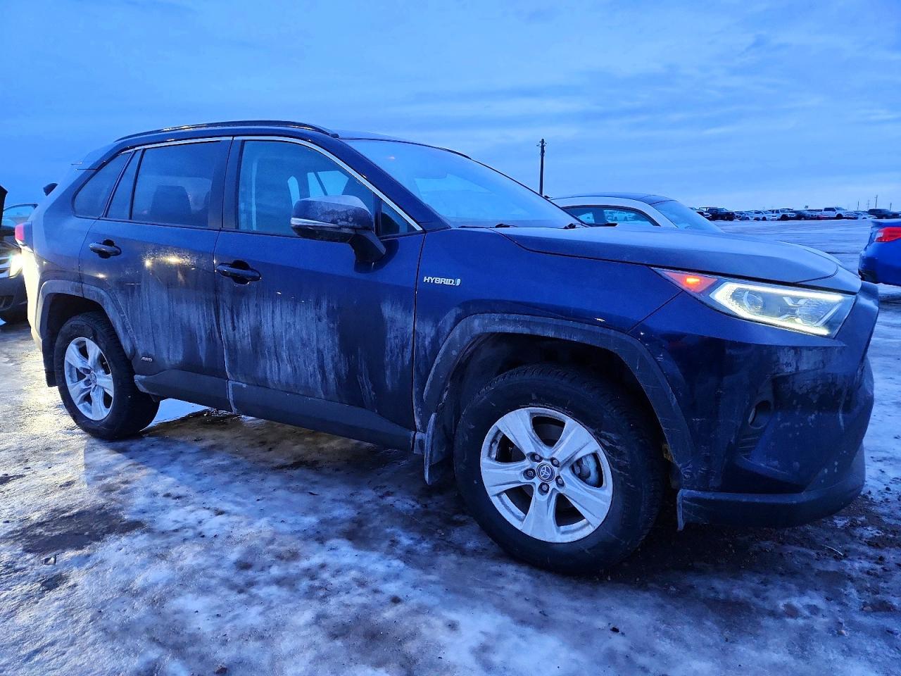 2021 TOYOTA RAV4 XLE photo 7