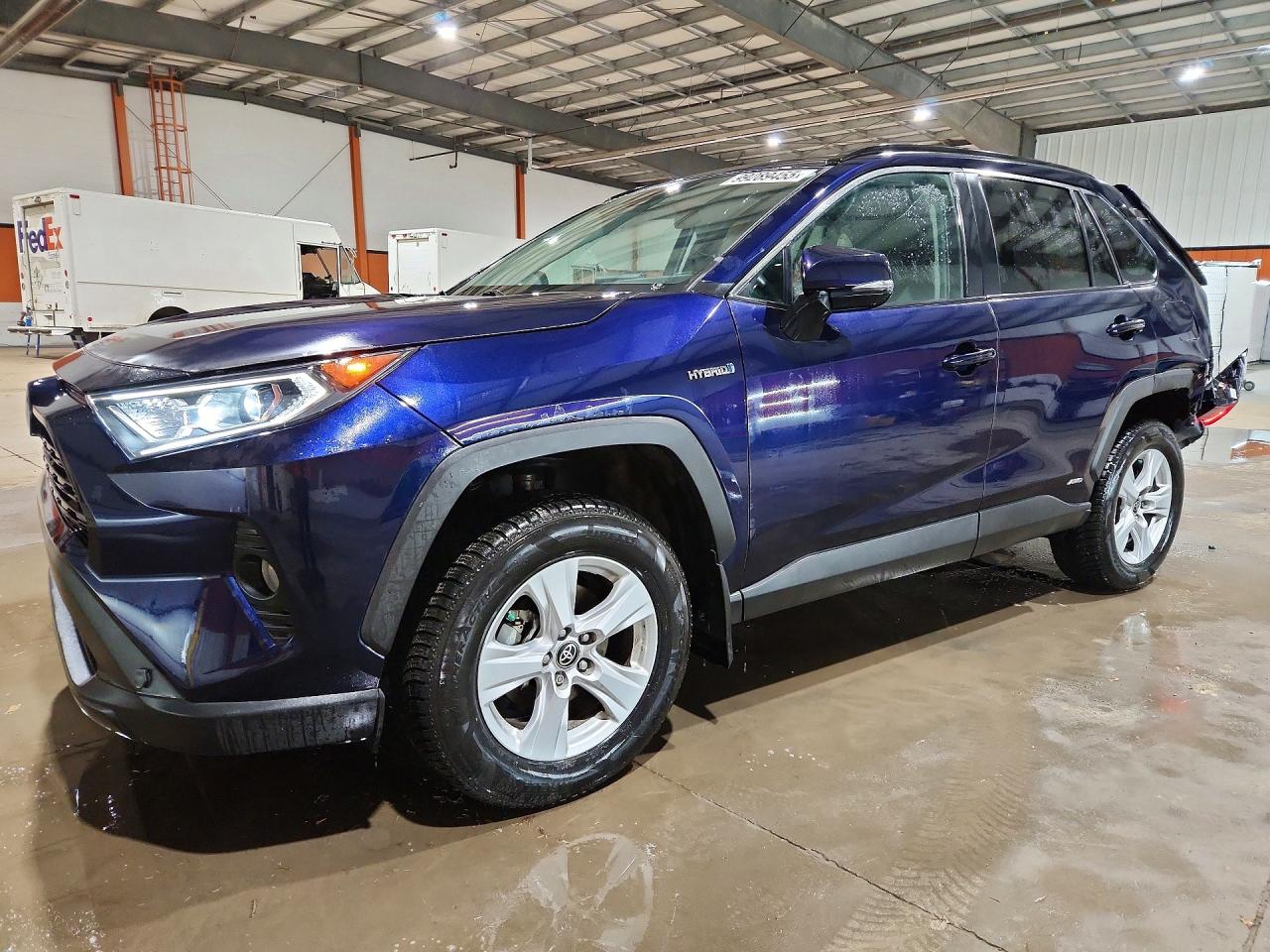 2021 TOYOTA RAV4 XLE photo 2