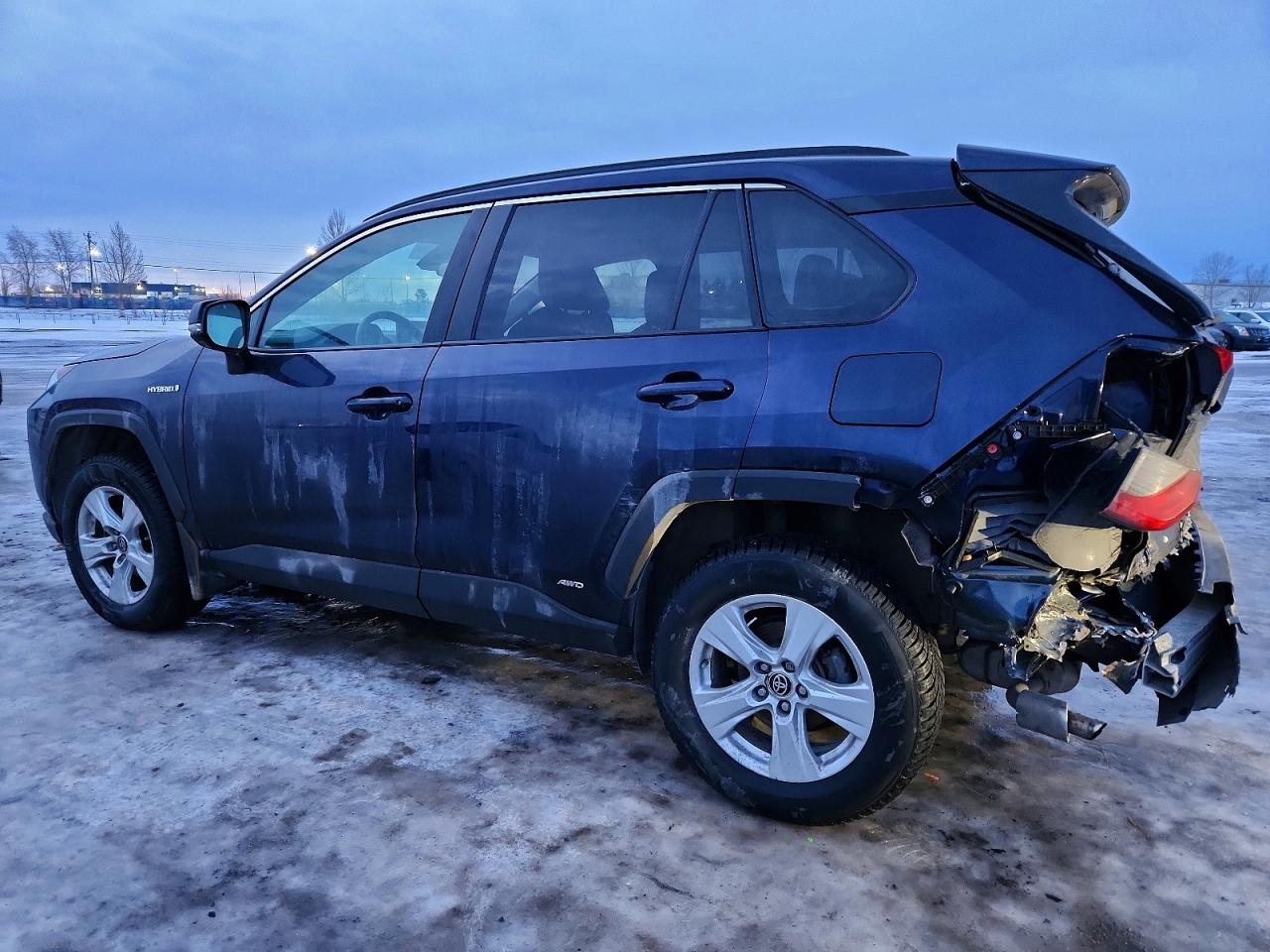 2021 TOYOTA RAV4 XLE photo 3
