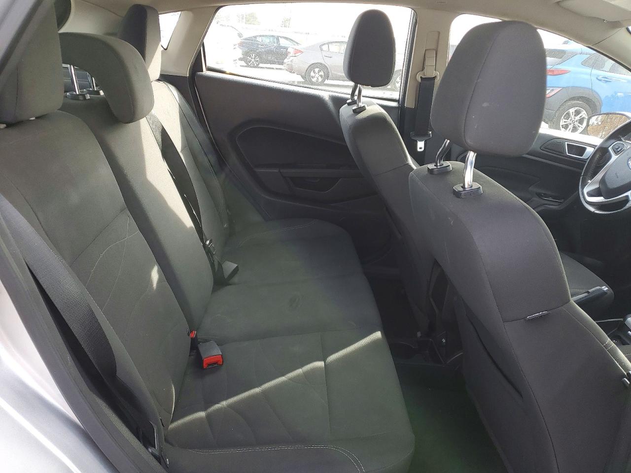 2016 FORD FIESTA SE photo 19