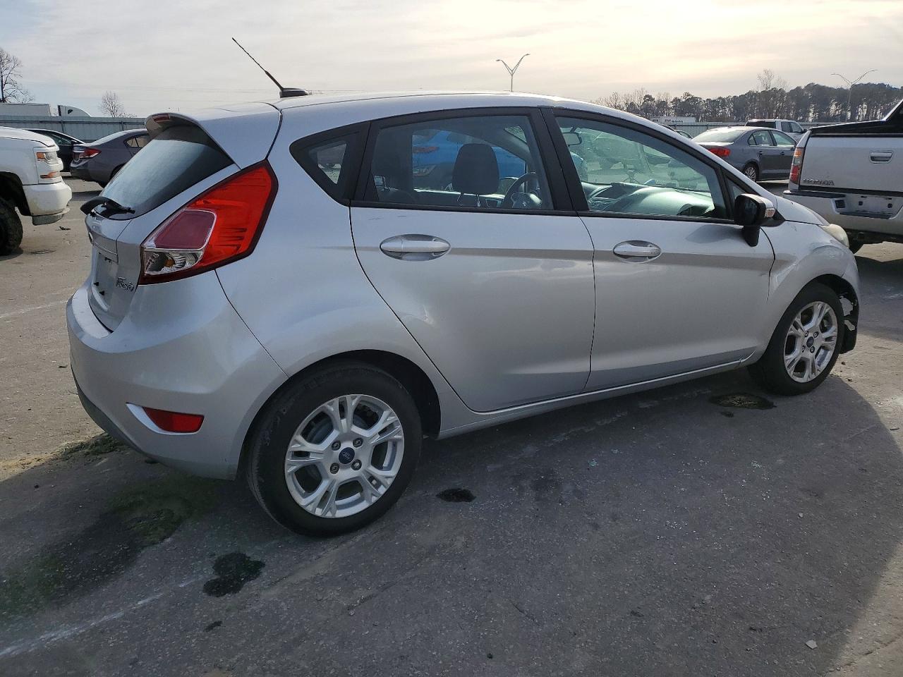 2016 FORD FIESTA SE photo 5