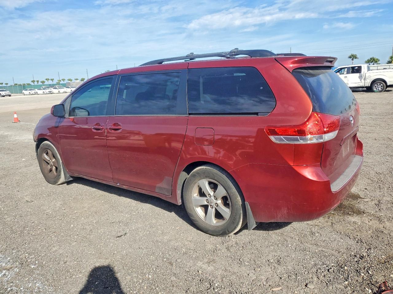 2013 TOYOTA SIENNA LE photo 2