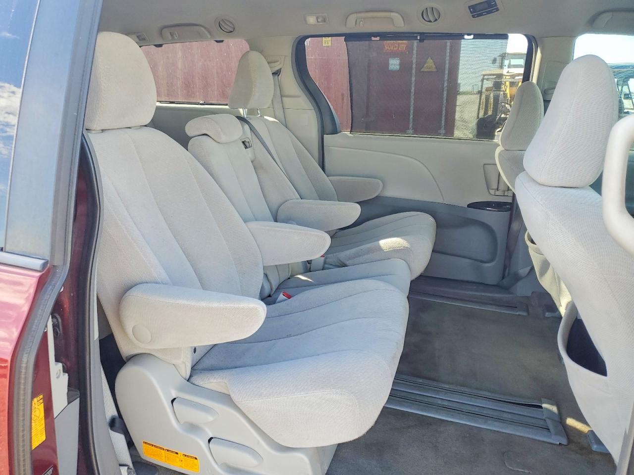 2013 TOYOTA SIENNA LE photo 11