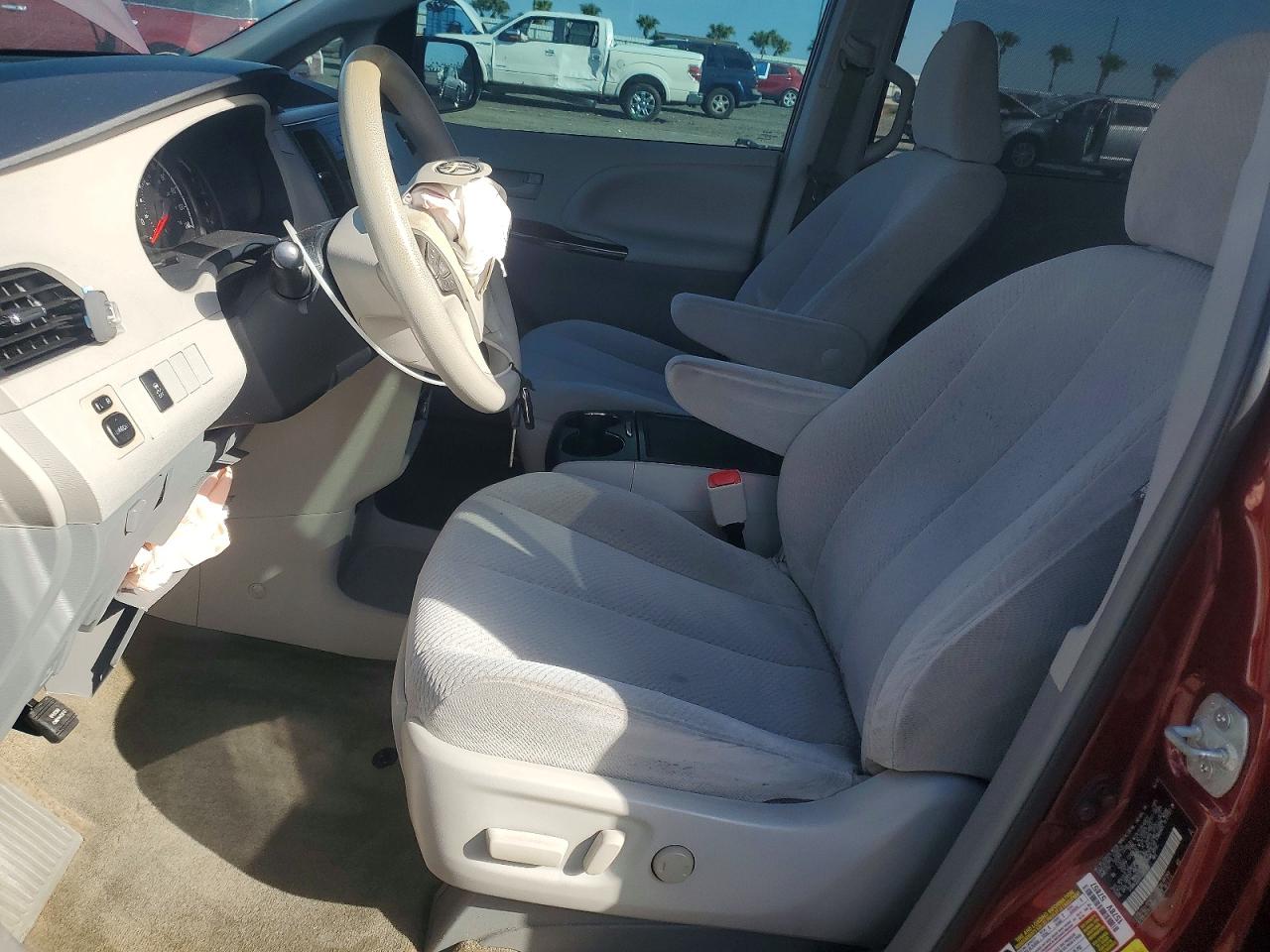 2013 TOYOTA SIENNA LE photo 7