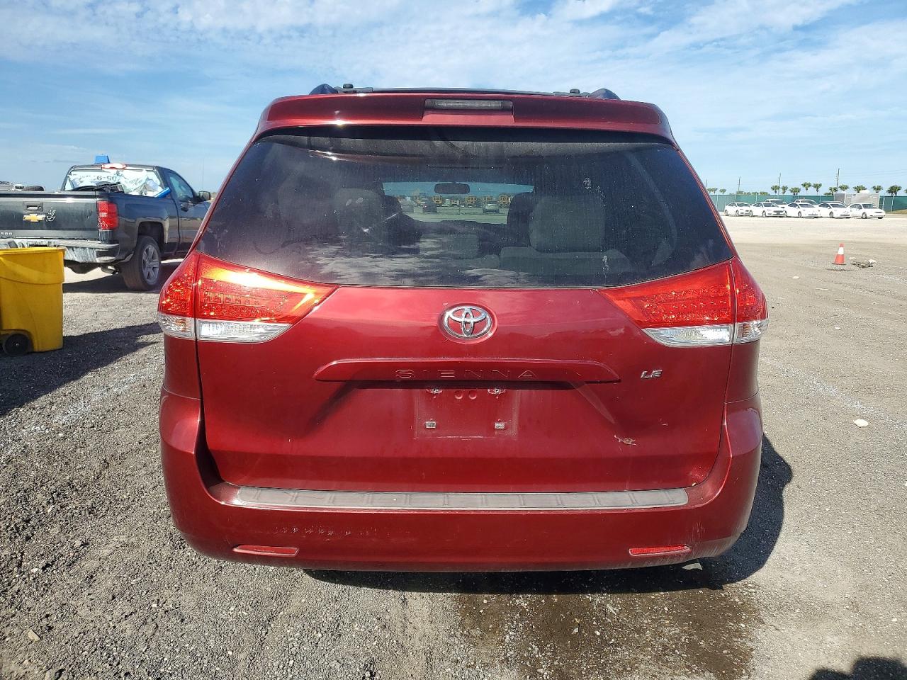 2013 TOYOTA SIENNA LE photo 6