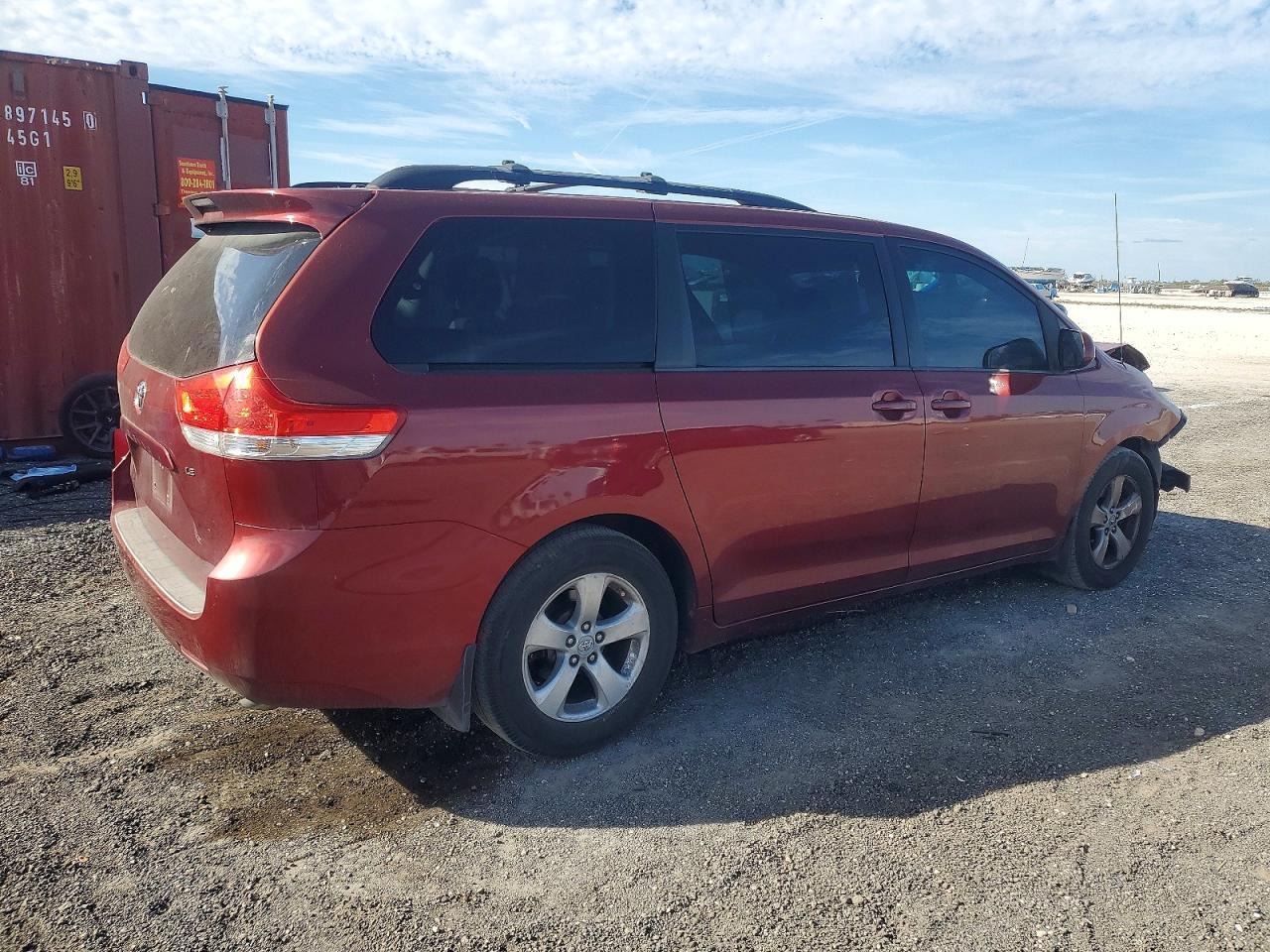 2013 TOYOTA SIENNA LE photo 3