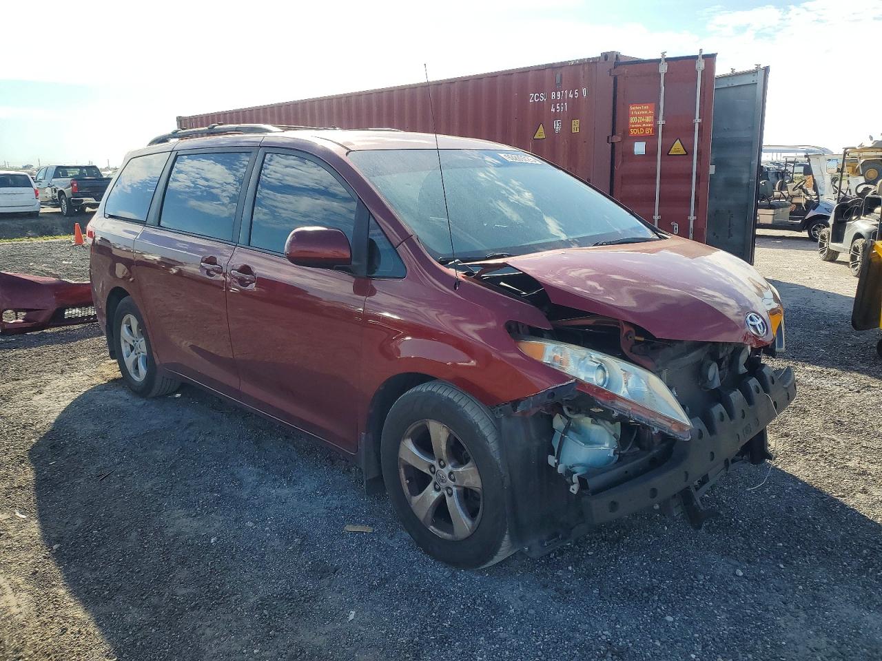 2013 TOYOTA SIENNA LE photo 4