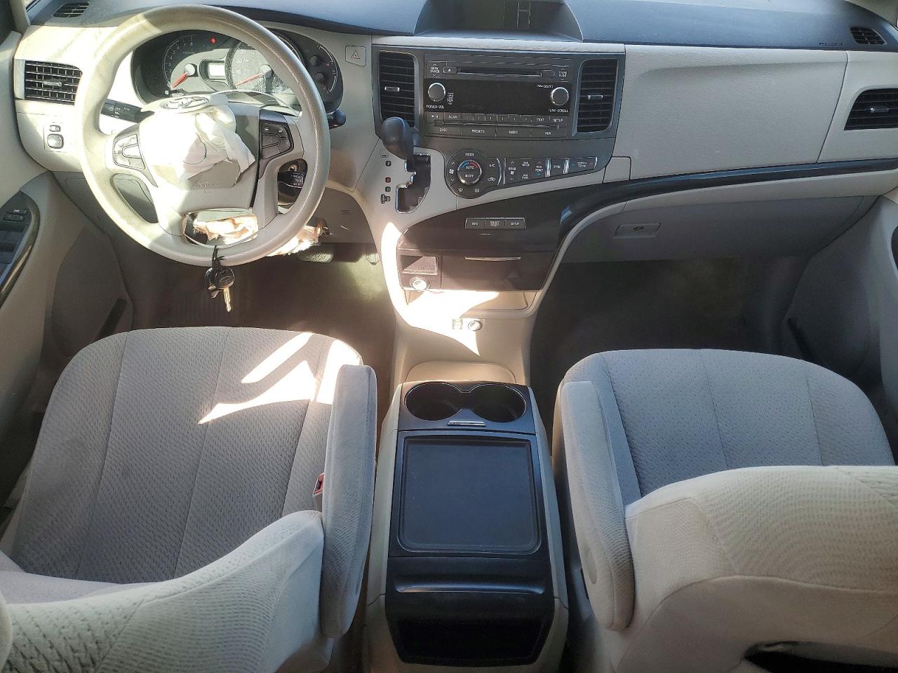 2013 TOYOTA SIENNA LE photo 8