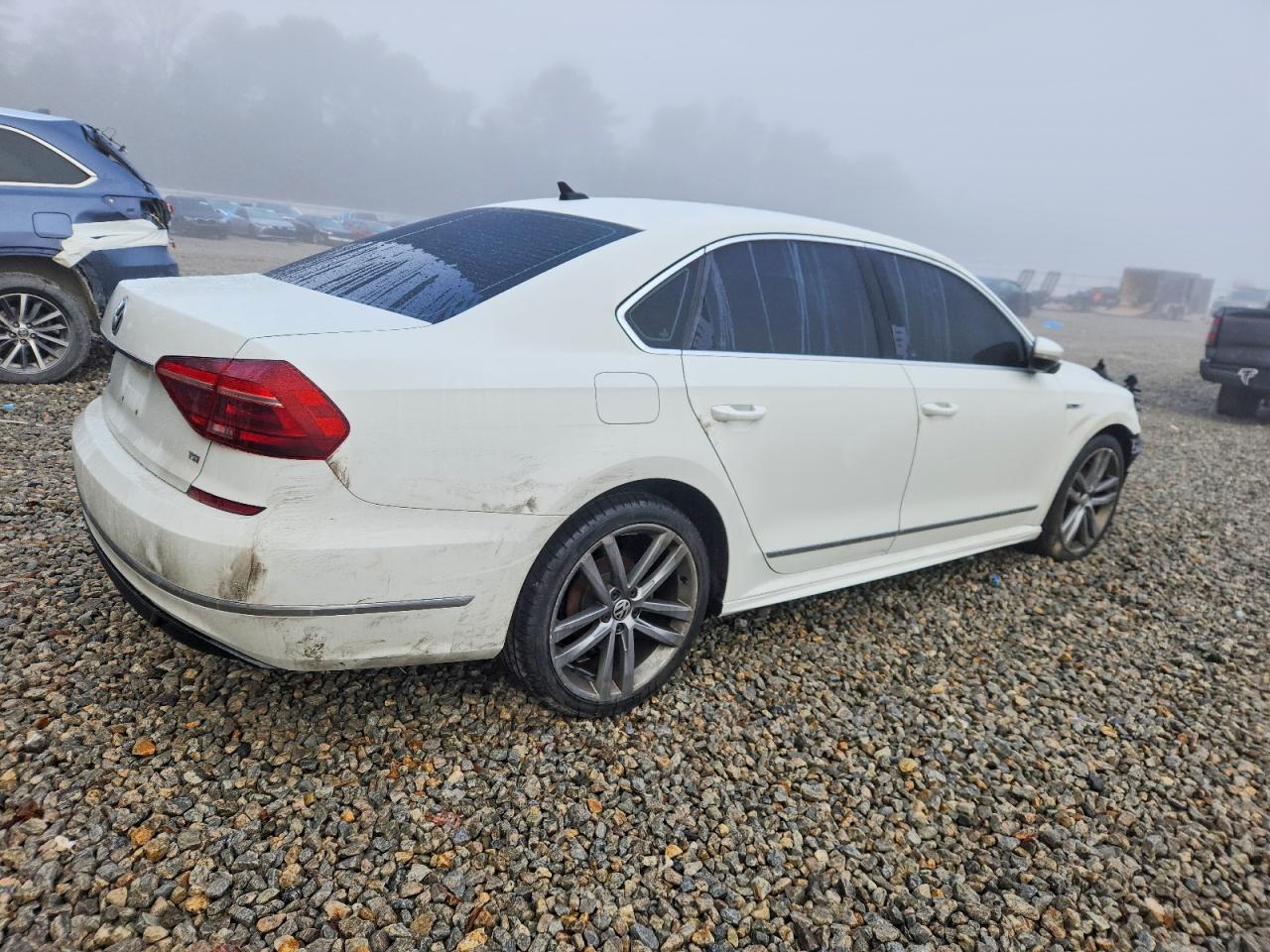 2017 VOLKSWAGEN PASSAT R-LINE photo 3