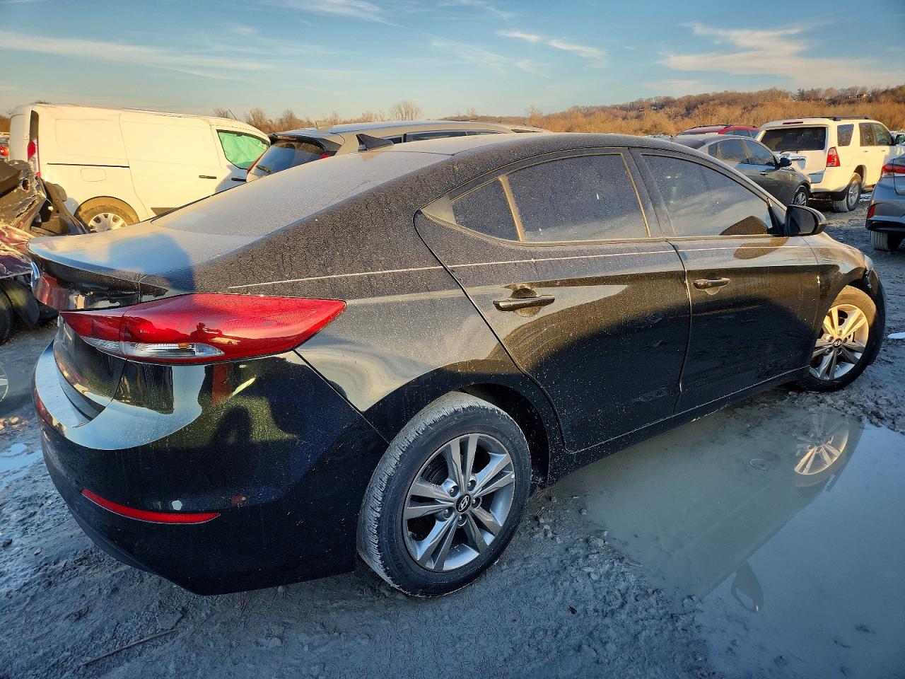 2017 HYUNDAI ELANTRA photo 3