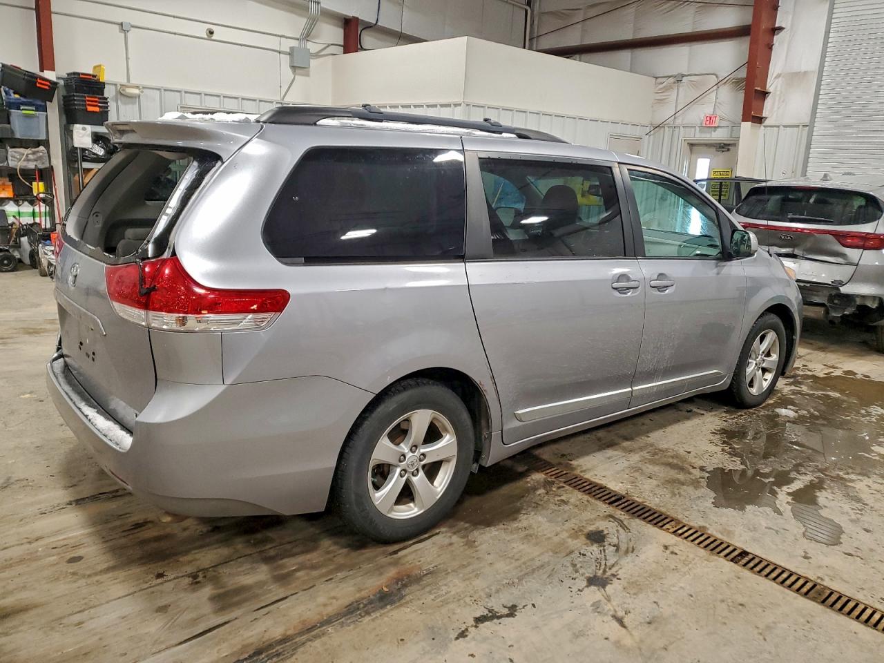 2013 TOYOTA SIENNA LE photo 3