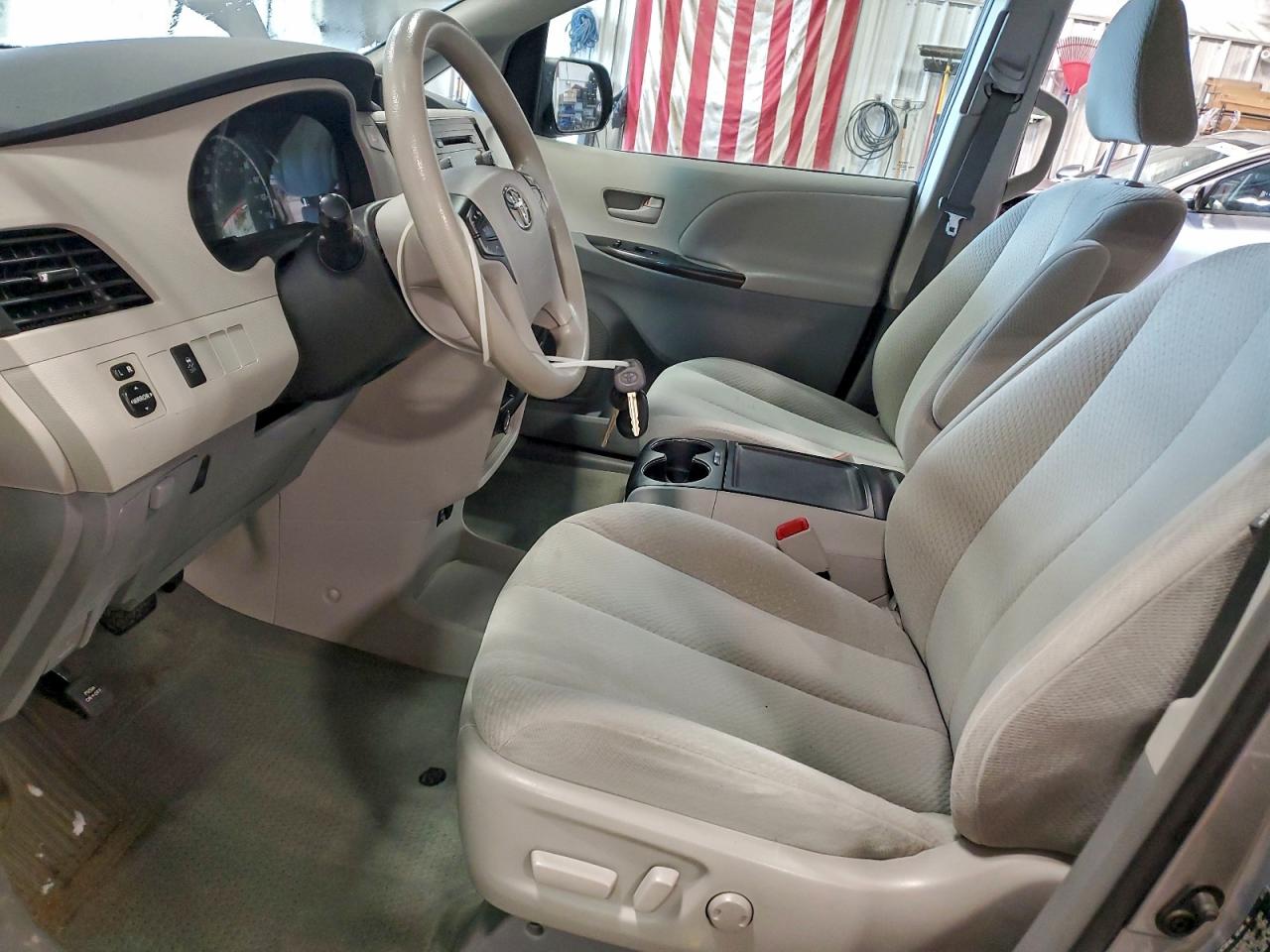 2013 TOYOTA SIENNA LE photo 7