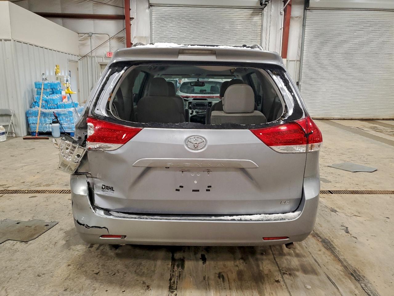 2013 TOYOTA SIENNA LE photo 6