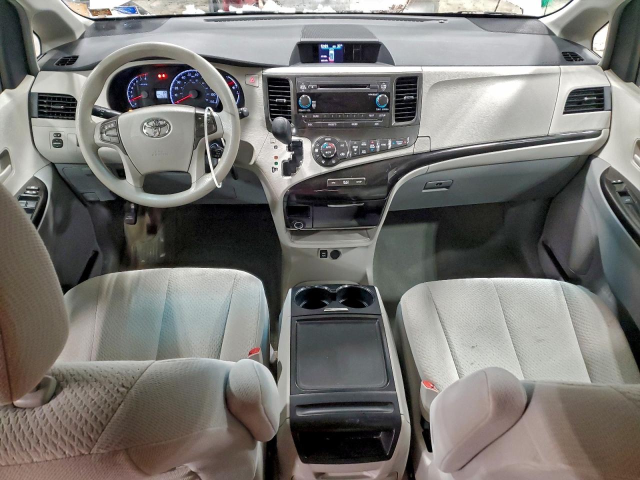 2013 TOYOTA SIENNA LE photo 8