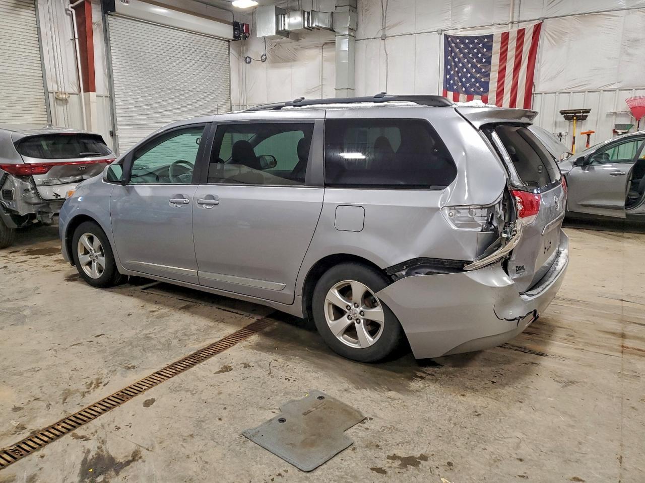 2013 TOYOTA SIENNA LE photo 2