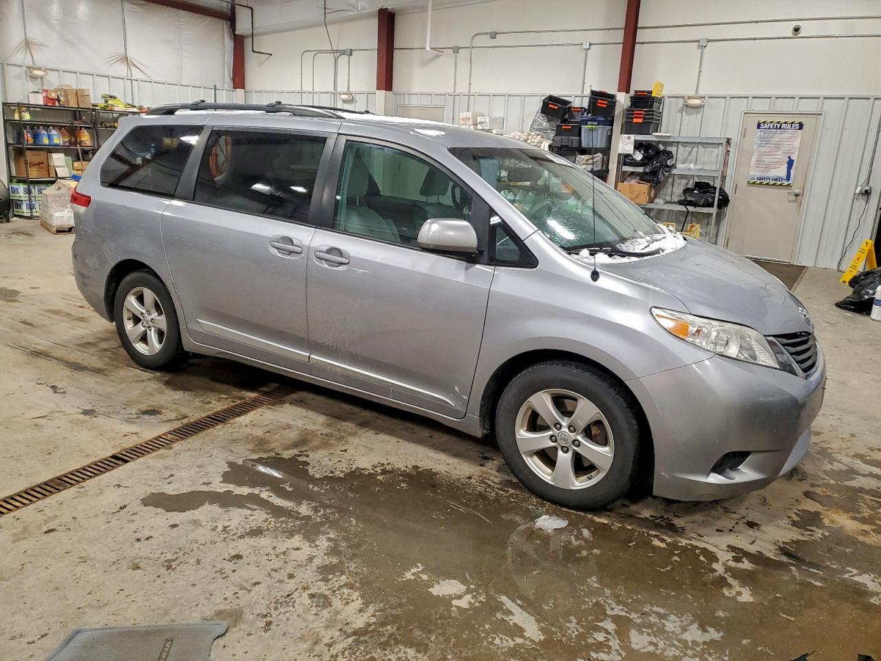 2013 TOYOTA SIENNA LE photo 4