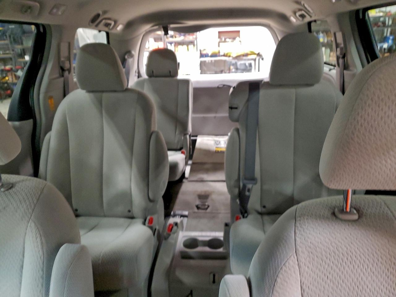 2013 TOYOTA SIENNA LE photo 10