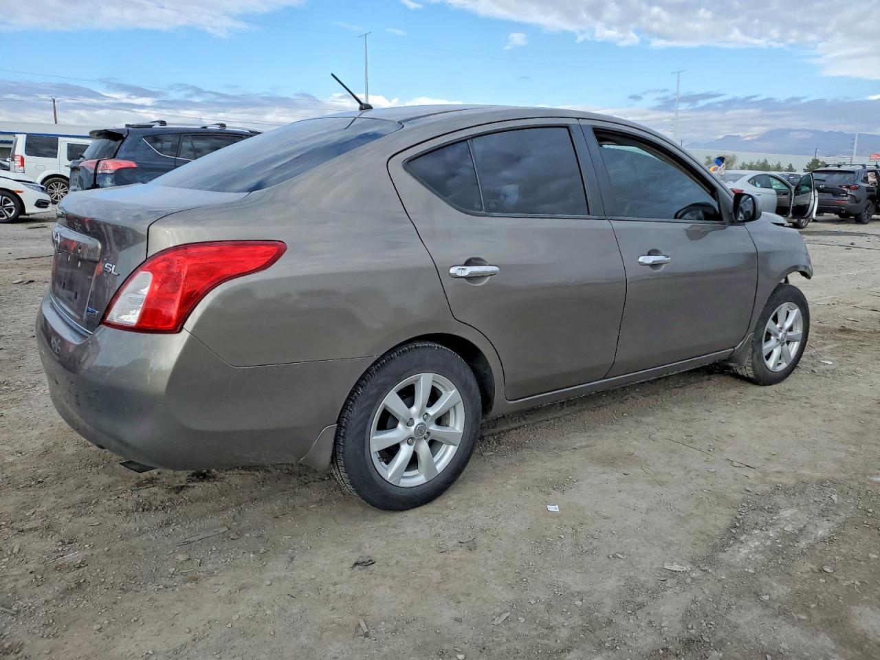 2012 NISSAN VERSA photo 3