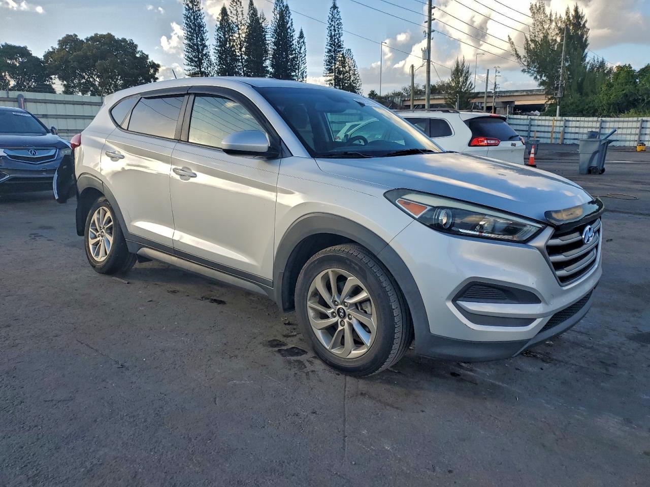 2017 HYUNDAI TUCSON SE photo 4