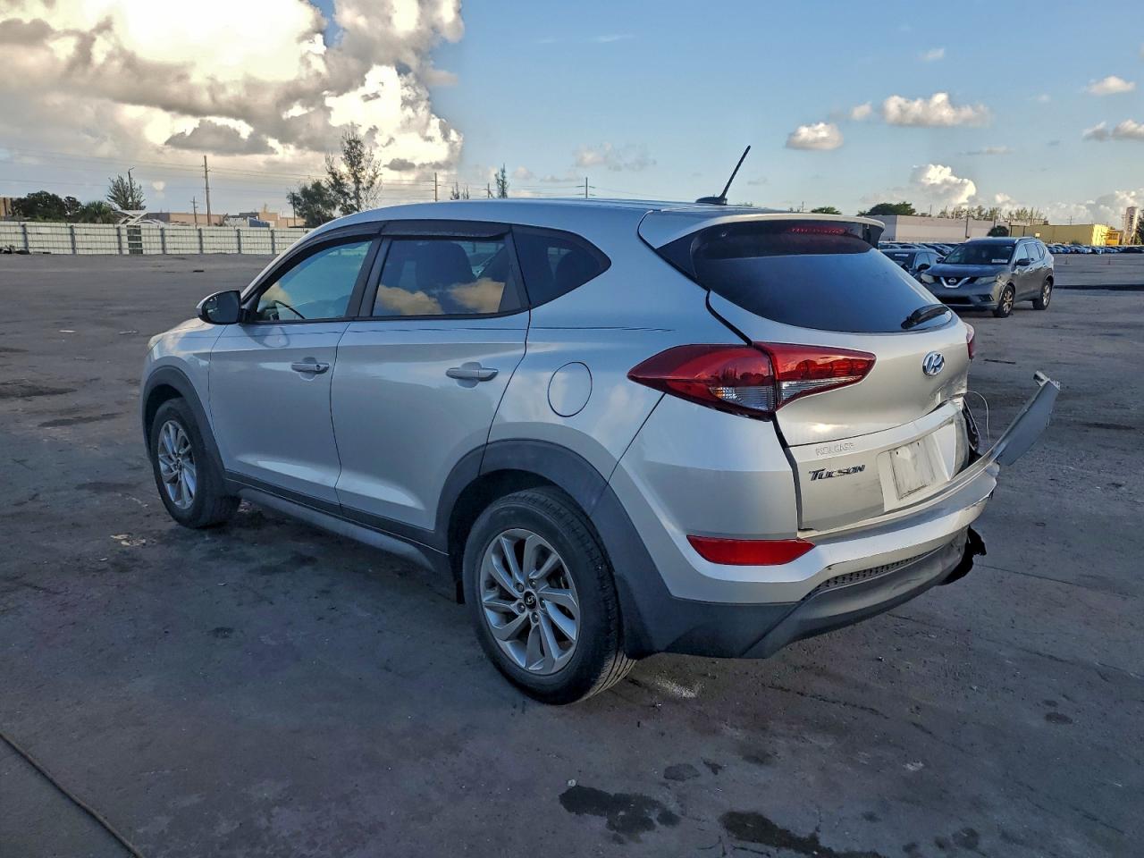 2017 HYUNDAI TUCSON SE photo 2