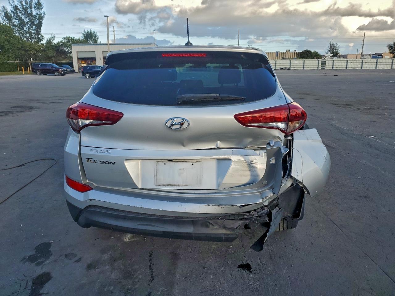 2017 HYUNDAI TUCSON SE photo 6