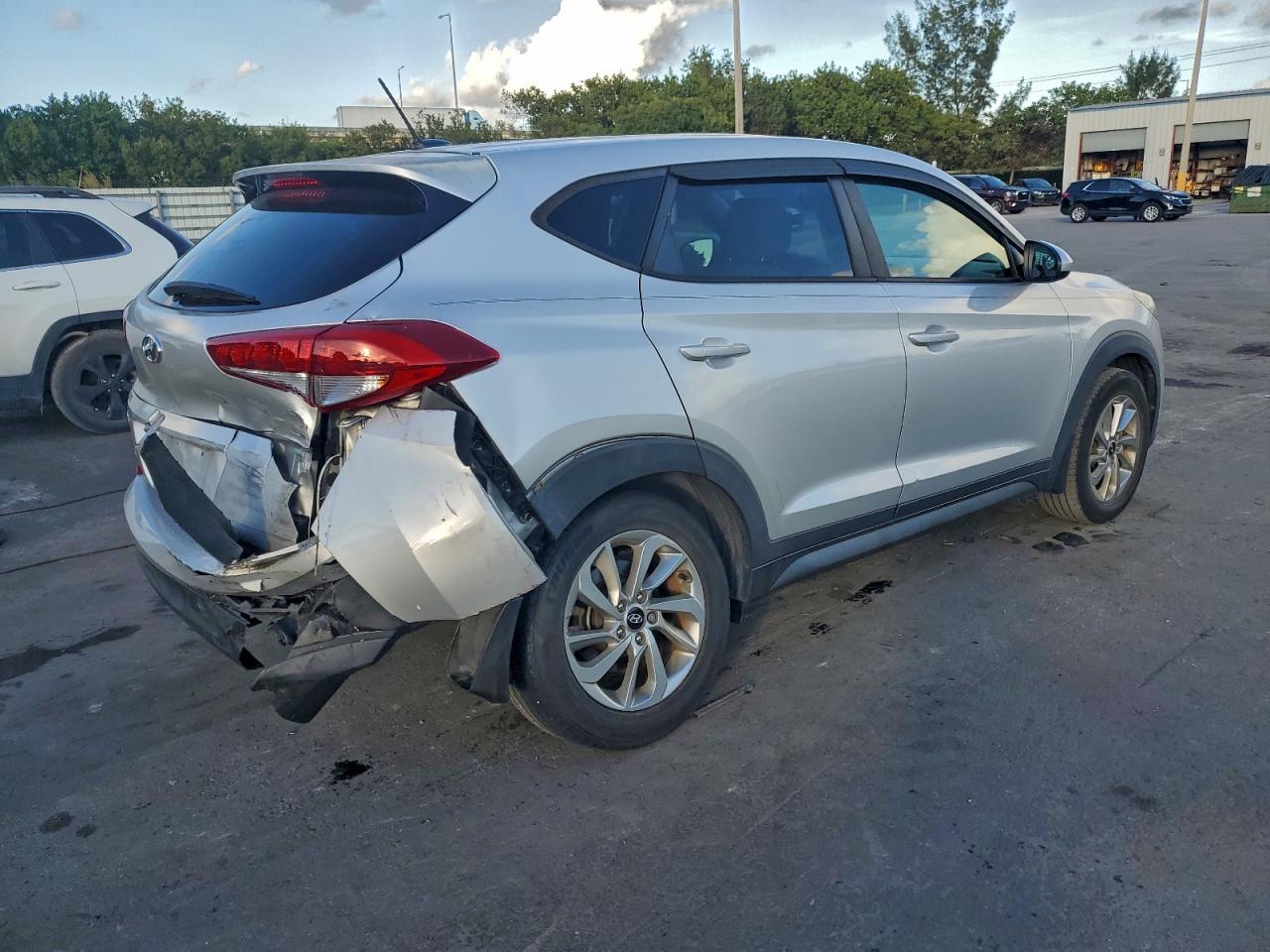 2017 HYUNDAI TUCSON SE photo 3