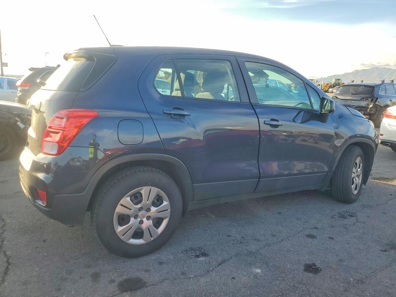 2019 CHEVROLET TRAX LS photo 3