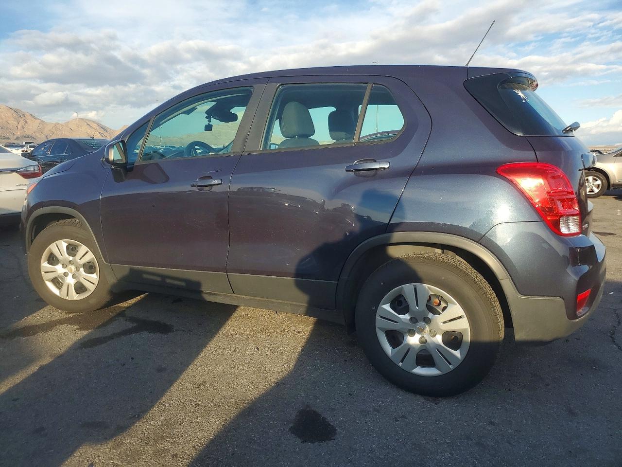 2019 CHEVROLET TRAX LS photo 2