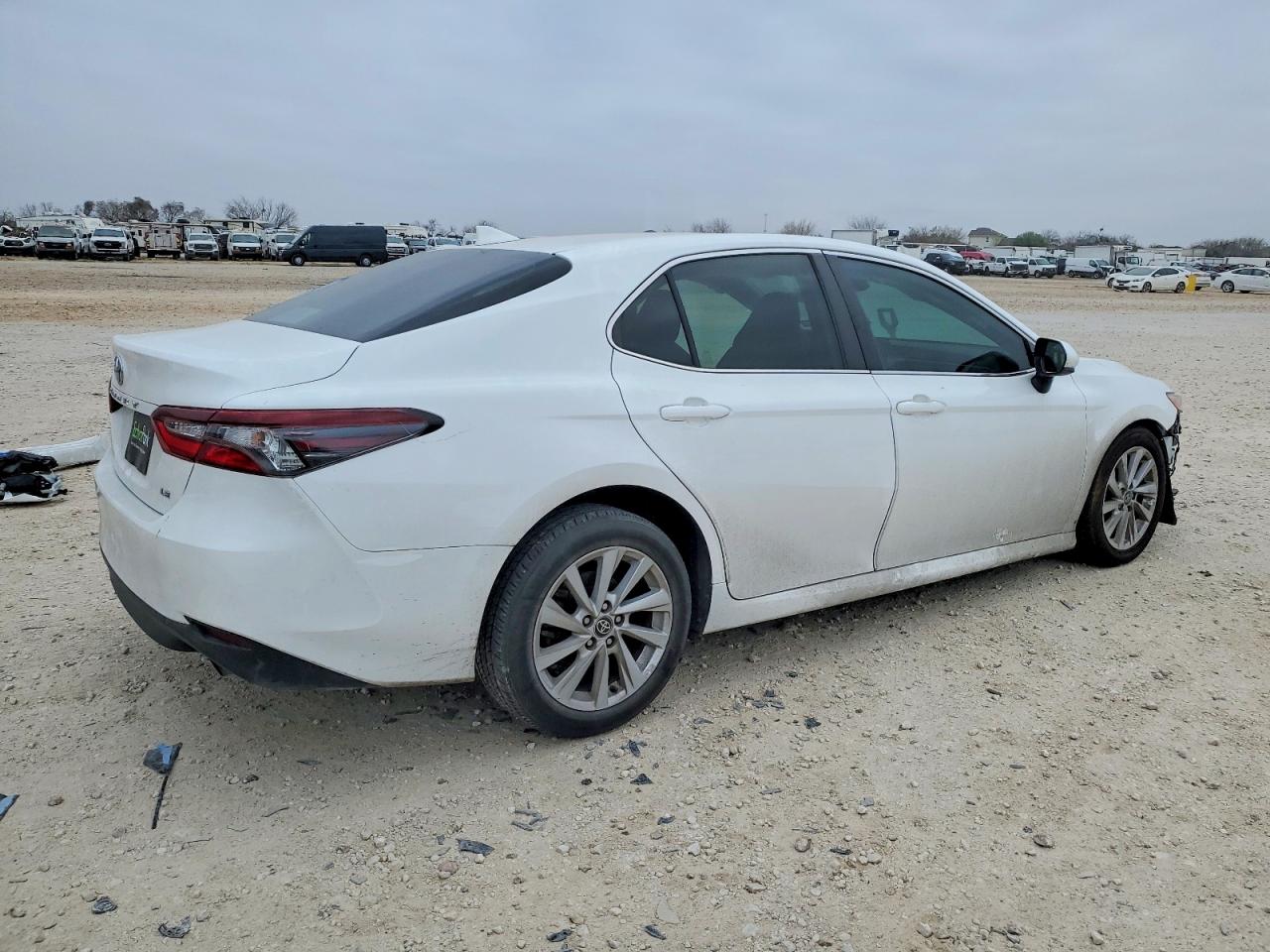2022 TOYOTA CAMRY LE photo 3