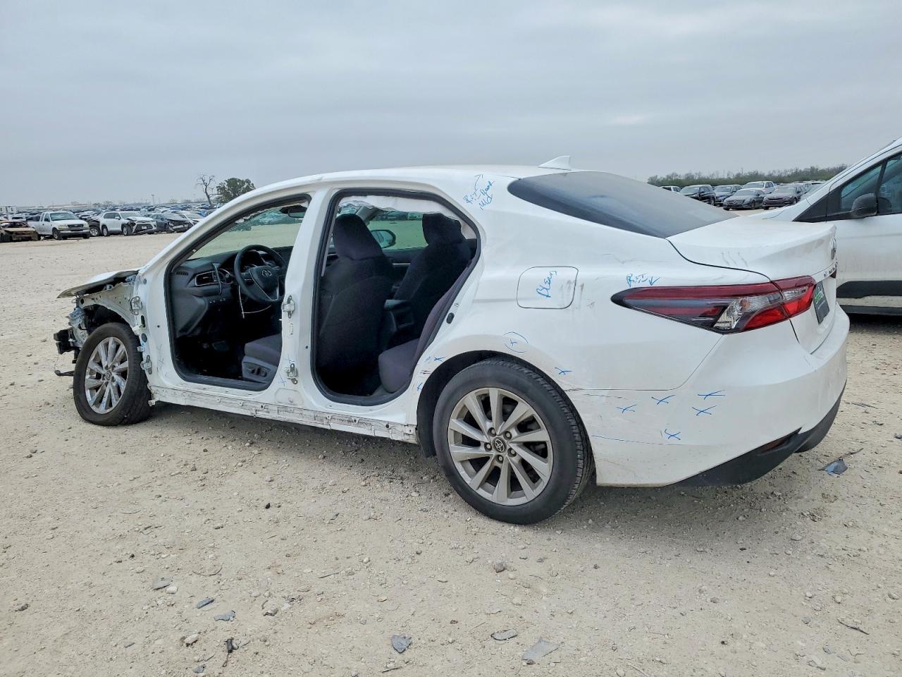 2022 TOYOTA CAMRY LE photo 2
