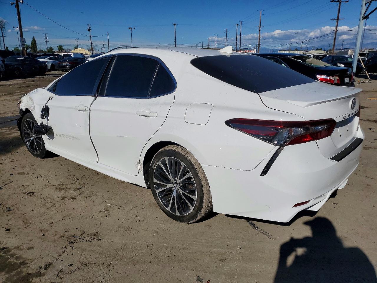 2020 TOYOTA CAMRY SE photo 2