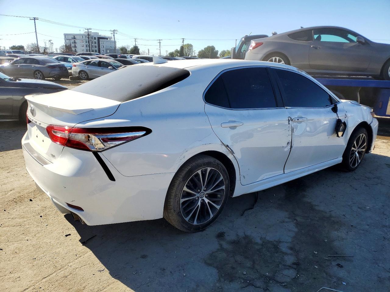 2020 TOYOTA CAMRY SE photo 3