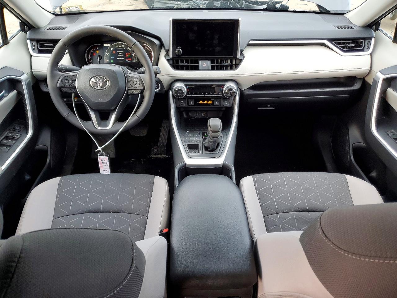 2025 TOYOTA RAV4 XLE photo 8