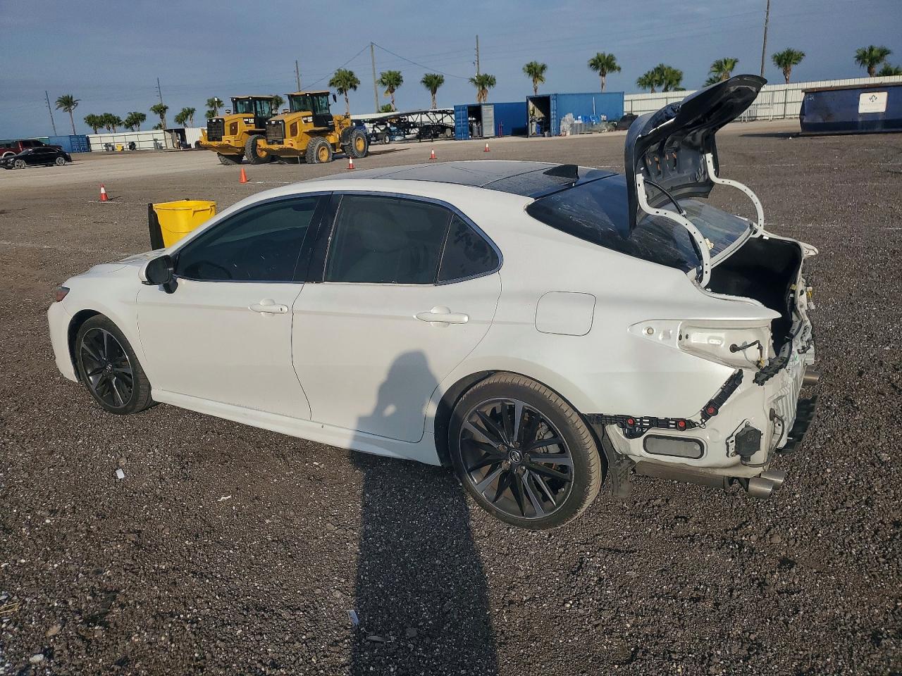 2019 TOYOTA CAMRY XSE photo 3