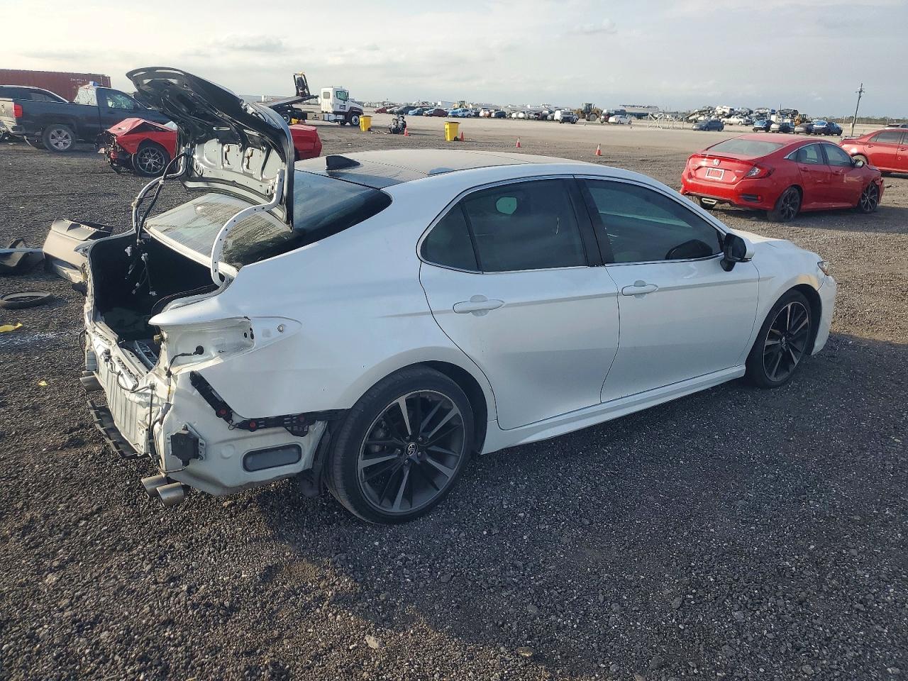 2019 TOYOTA CAMRY XSE photo 5