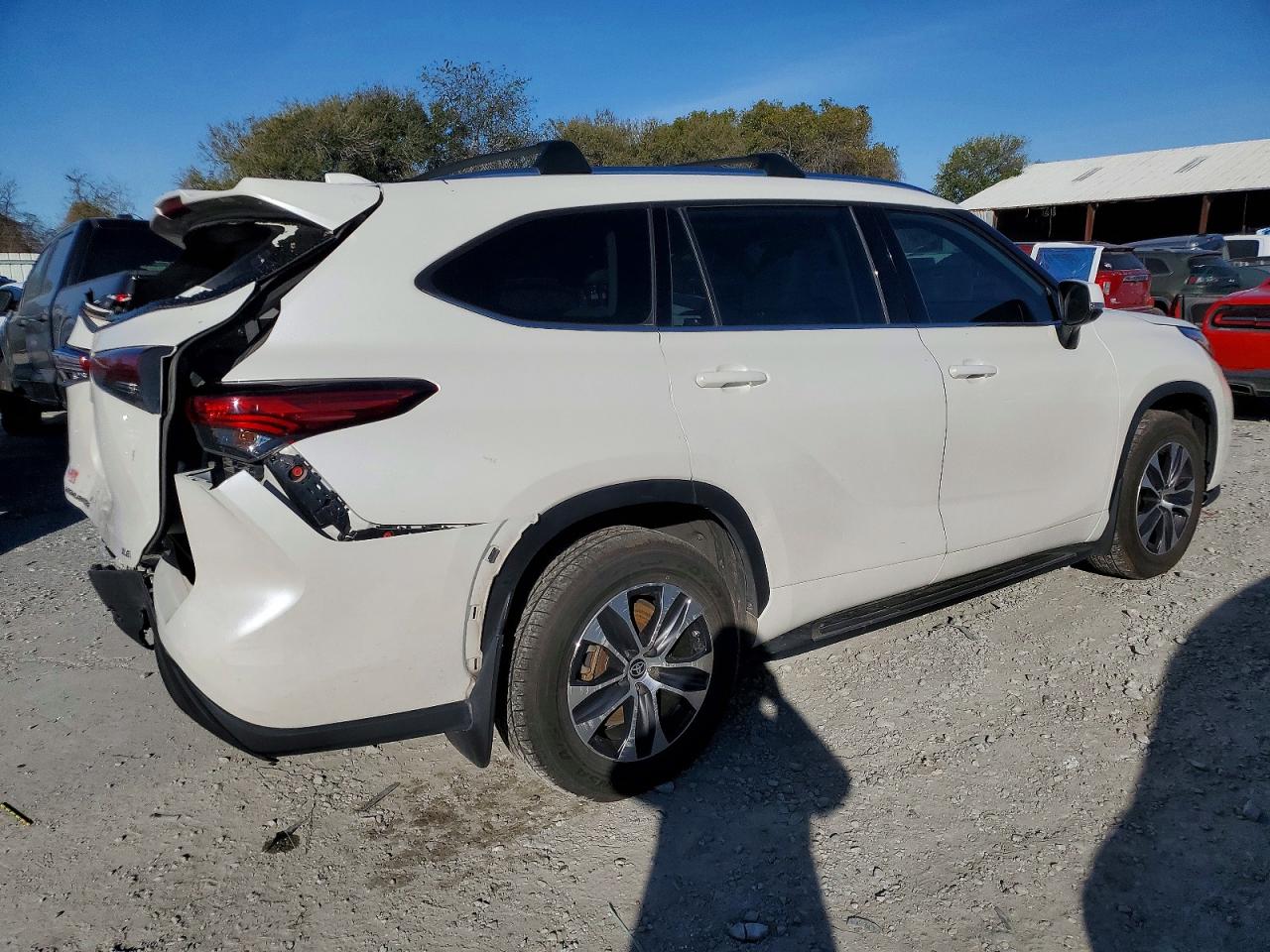 2021 TOYOTA HIGHLANDER XLE photo 3