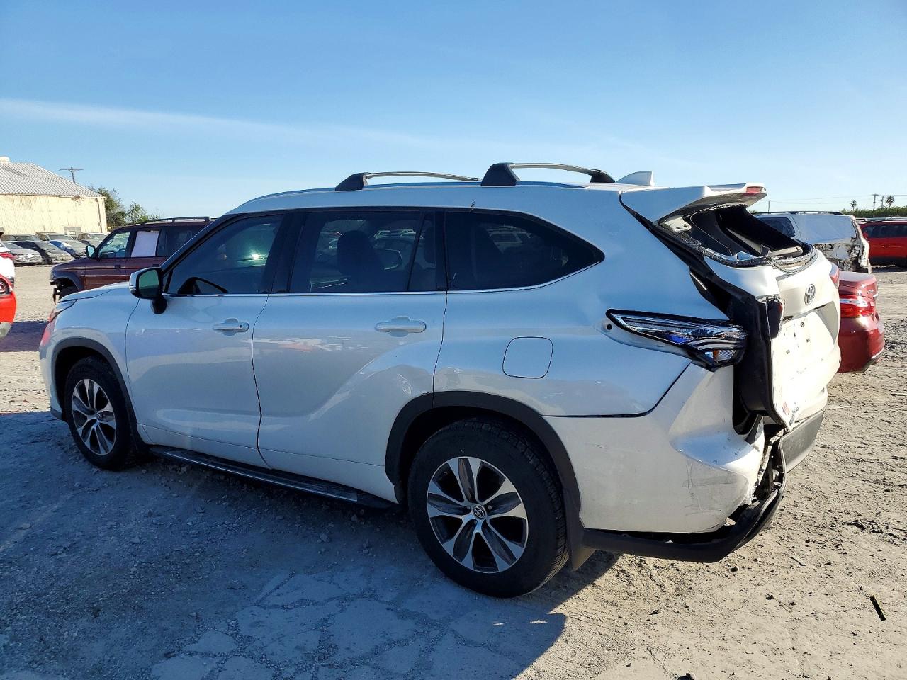 2021 TOYOTA HIGHLANDER XLE photo 2