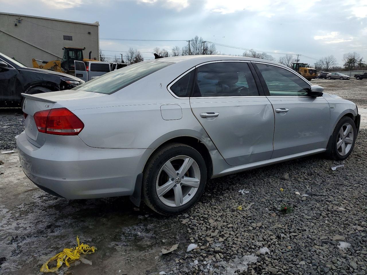 2015 VOLKSWAGEN PASSAT S photo 3