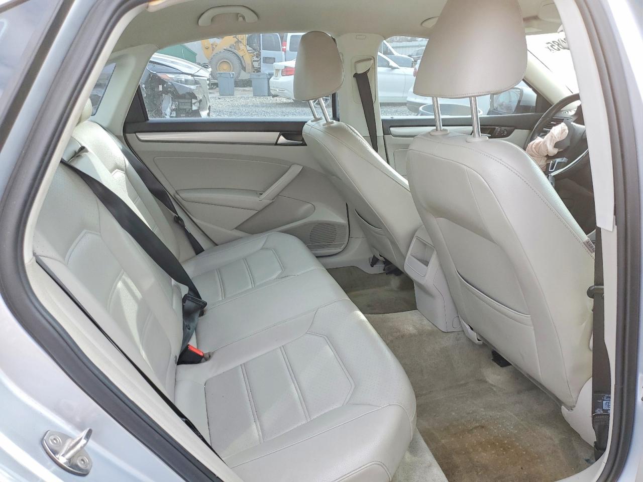 2015 VOLKSWAGEN PASSAT S photo 10