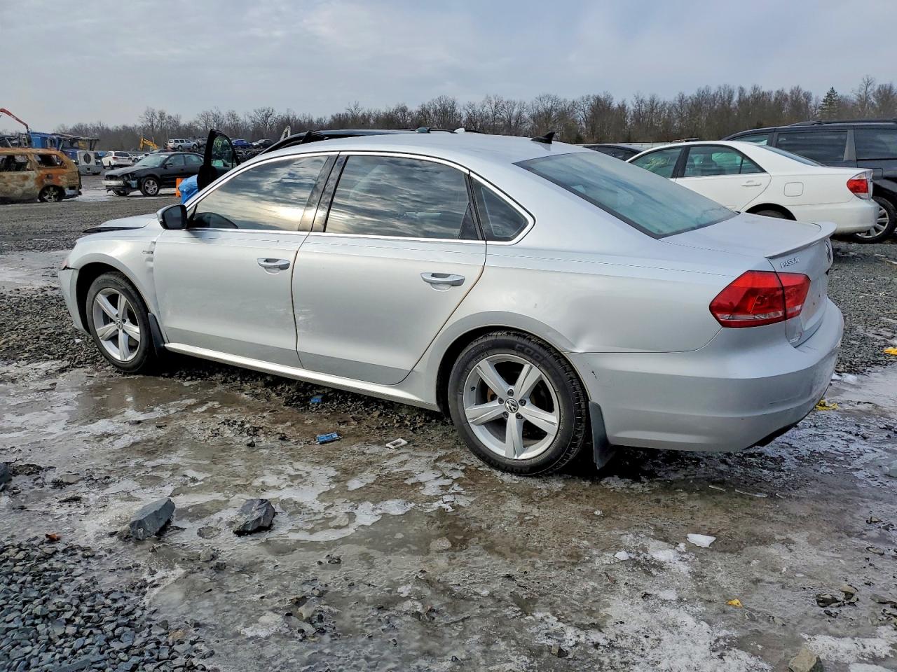 2015 VOLKSWAGEN PASSAT S photo 2