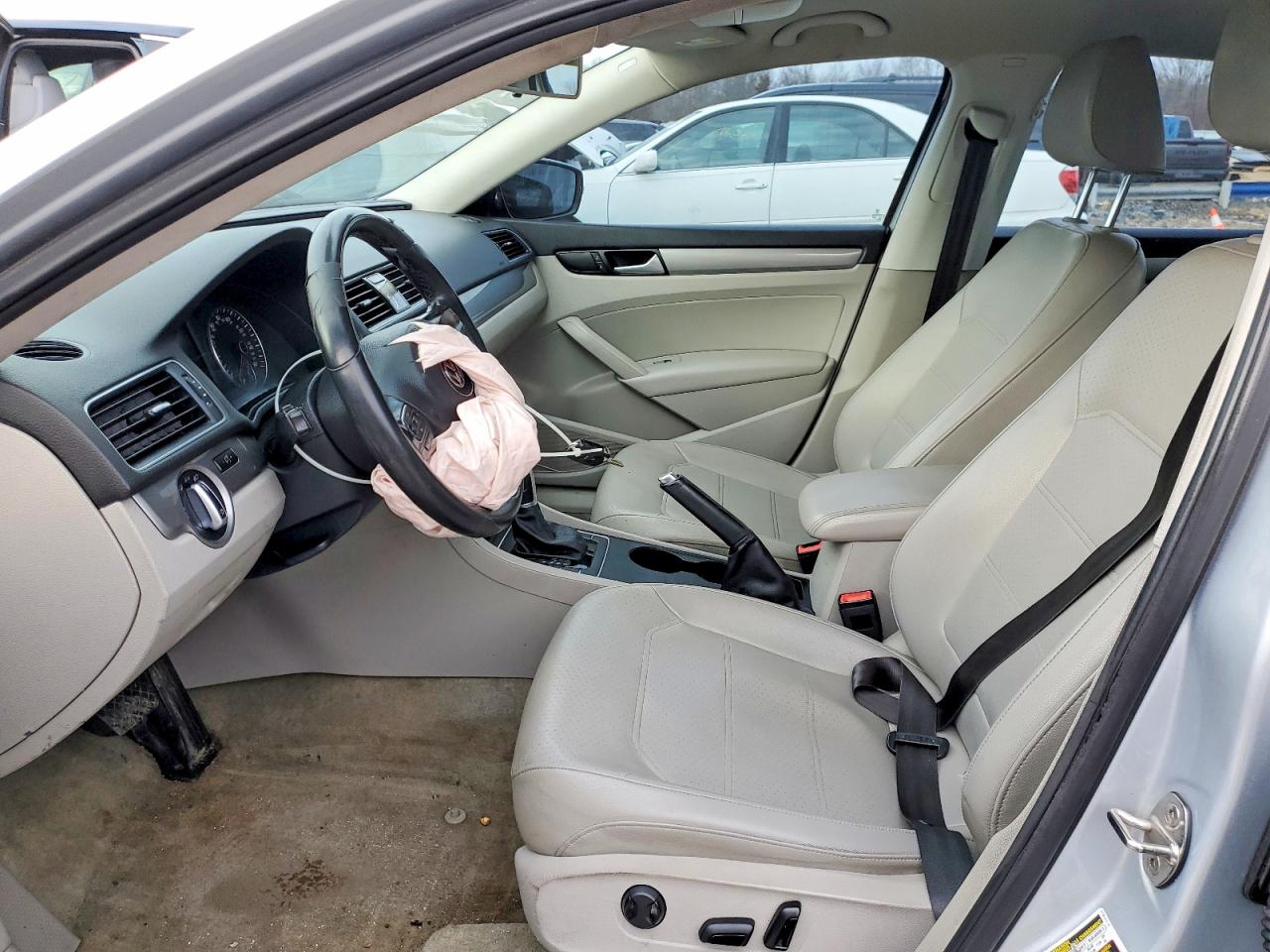 2015 VOLKSWAGEN PASSAT S photo 7