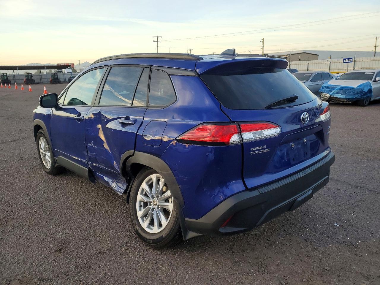 2025 TOYOTA COROLLA CROSS LE photo 2