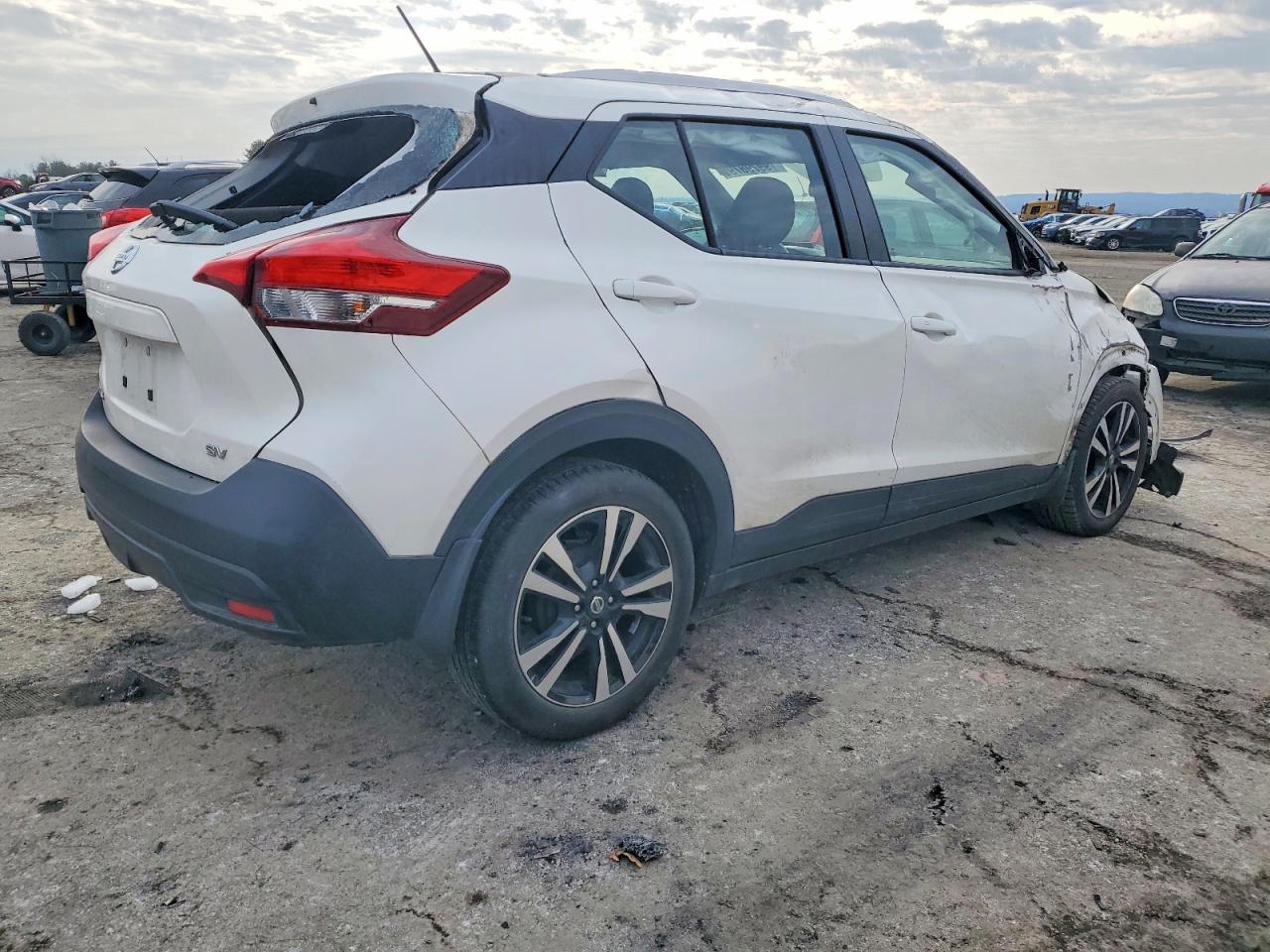 2018 NISSAN KICKS S photo 3