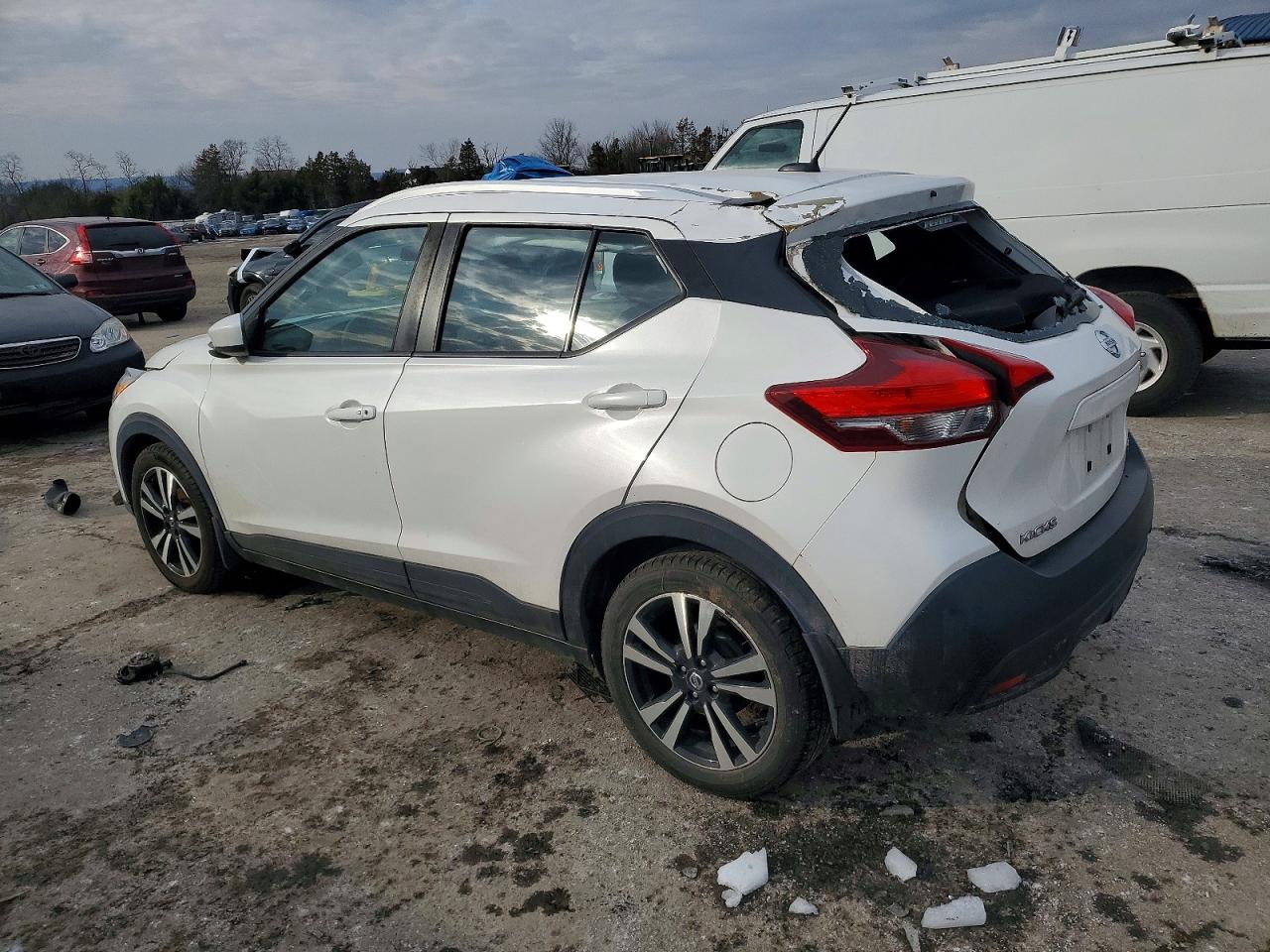 2018 NISSAN KICKS S photo 2