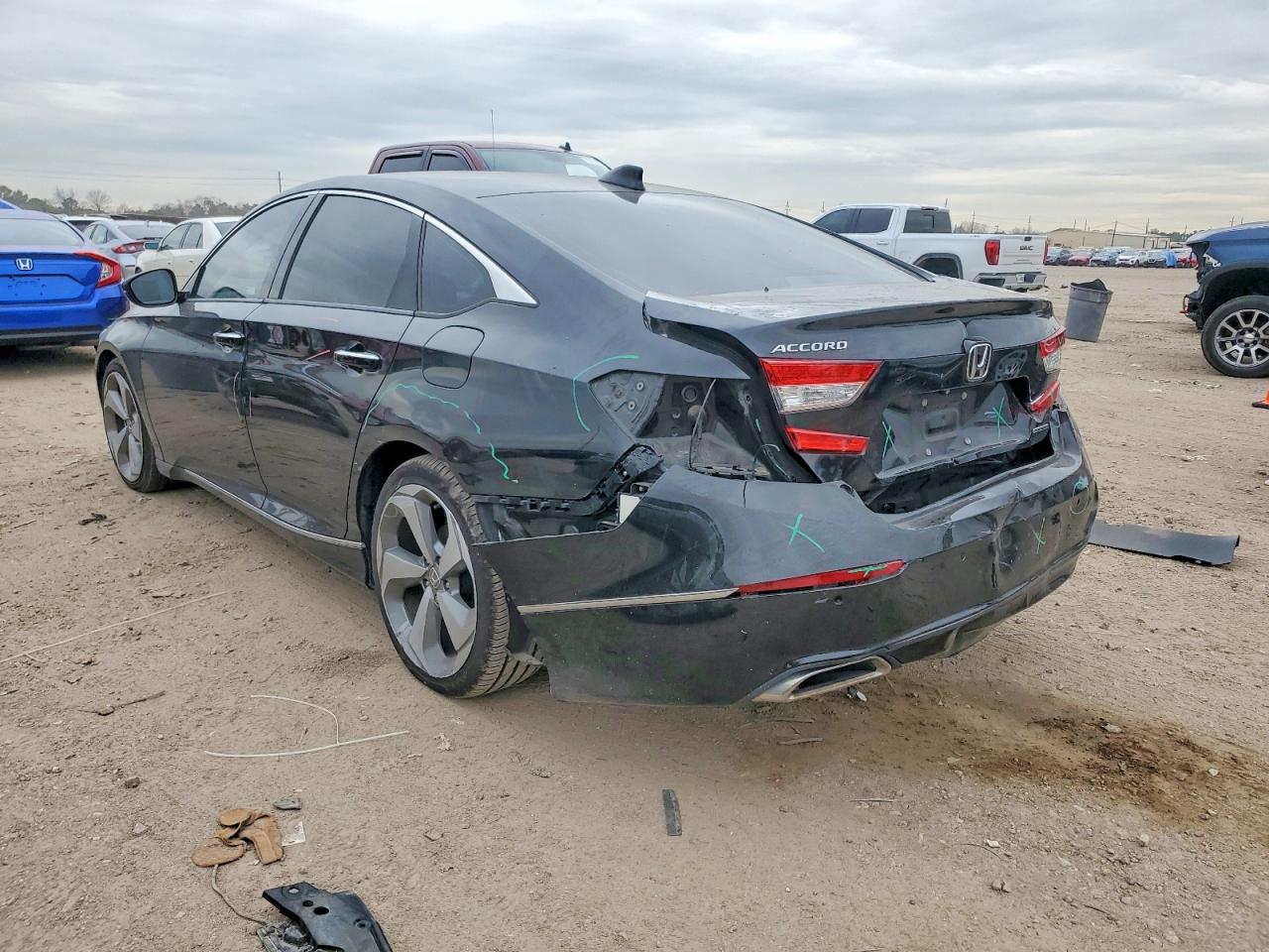 2018 HONDA ACCORD TOURING photo 2